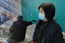 解封后，高龄流浪者回到医院大厅“寄居”视频封面