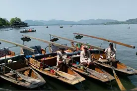 受大风影响，西湖景区手划船、自开船、自划船全停了图片
