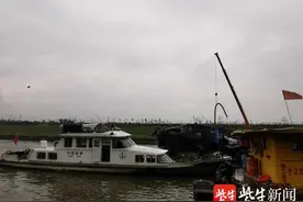 一艘实载船搁浅沉没丹阳九曲河
落水船员被救起目前已打捞出水图片