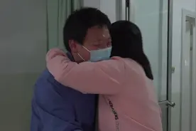 英雄回家丨妻子怀孕28周出征 结束休整后他连夜赶往医院等待妻子分娩图片