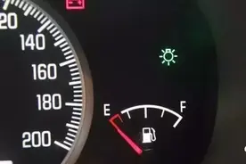 汽车半路没油了......紧急情况还可以加水？！图片