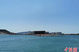 深中通道首节沉管横移至深坞区图片