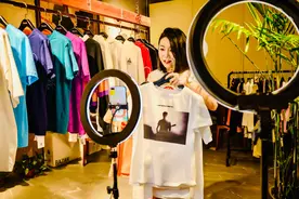 北辰商圈美女掌柜转型直播带货，一周销售破10万元图片