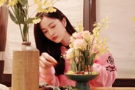 吴宣仪绿洲插花享受美好生活 少女加鲜花画面唯美图片