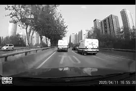 西安北二环上两辆运钞车飙车变道追逐，交警将约谈两当事司机图片