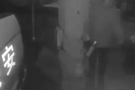 走丢萌娃在派出所里走正步，“我要当警察，敬礼！”图片