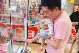 丁俊晖时隔108天与家人团聚，陪女儿看动画片、尝到家的味道图片
