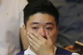 丁俊晖“囧途”——五次购机票，全程戴口罩没进食图片