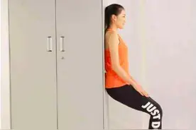 久坐后运动膝盖软？专家推荐“靠墙静蹲”图片