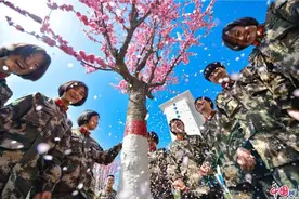 春意盎然，兵姐姐们在花丛中赏美景、闻花香、留合影图片