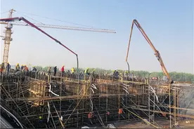 突破性进展！郑州迎宾大道上跨机南城际铁路转体桥首个箱梁浇筑完成图片