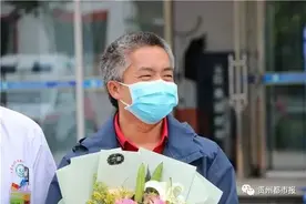 39岁男护士湖北归来已是满头白发，3岁女儿认不出爸爸……图片