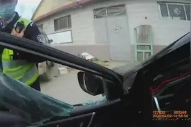 “酒司机”遇查拒绝开门，高密交警警告无果破窗执法图片