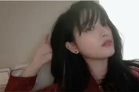 吴宣仪分享精致妆容自拍 对镜慵懒撩发尽显温柔魅力图片