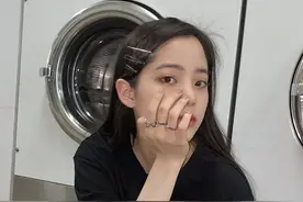 欧阳娜娜私服简单休闲 俏皮表情可爱发卡少女感满分图片