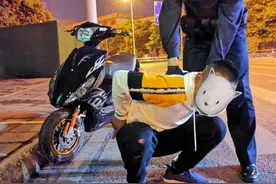 扒手骑摩托车疯狂逃窜 民警追击一公里成功挡获图片