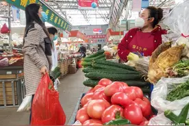 青岛市李村大集农贸市场：西红柿又升回5元“关”图片
