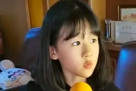 陆毅女儿吉他弹唱《匆匆那年》眼神忧郁气质文艺图片