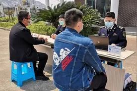 今天，大洋山岛渔民间隔一米，排队坐在家门口……图片