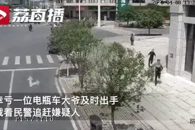 硬核大爷骑电瓶车载着民警追贼，边开边“指导”：你别开腔图片