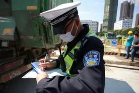 广东佛山禅城交警开展“泥头车”交通违法专项整治图片