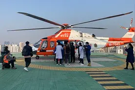 超出飞行半径，救援直升机飞一千公里中途加油送病人到上海图片