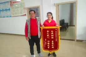 女子在江边洗衣不慎落水！危急关头，桂林一村干部跳入江中救人图片