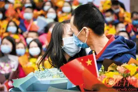 白衣天使驰援武汉误了婚礼，怎么办？再求婚一次图片
