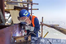 武汉绿地中心加紧项目施工图片