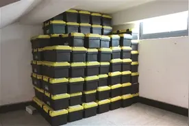 “亿万富豪”凭一堆箱子骗430万 里面装满冥币图片