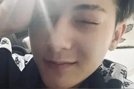 黄子韬晒清晨素颜自拍 摆各种酷炫pose搞笑称自己才20岁图片