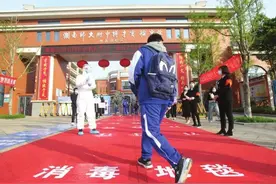 开学要先走“红毯”，戴口罩在教室参加开学典礼！长沙各中学全面复课，精心设计防控措施图片