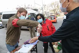 捷克小伙北京上岗“洋志愿者”助力胡同防控图片