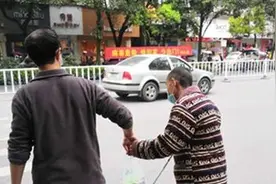 冷水江男子扶盲人过马路 经过车辆静静等待 网友：暖了一座城图片