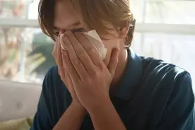 男子每天起床连打十几个喷嚏，最近很多人都同样中招，千万留意图片