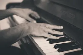 音乐唤醒了濒死音乐家的灵魂，康复后的他用音乐帮助了更多的病患图片