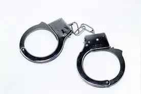 男子在地铁站强行搂抱女子，已被北京警方刑拘图片