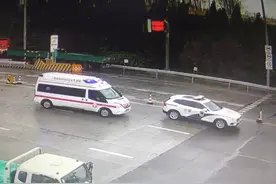 淄博：为生命接力，高速路口警车为救护车紧急开道图片