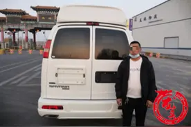 不知道新车啥车型？！男子持B2证开大客被拘图片