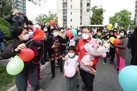 他因驰援武汉错过父亲葬礼 今天，母亲泪眼迎独子归来图片