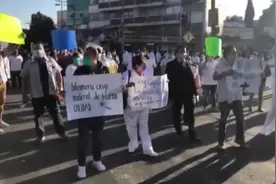 数十名墨西哥医护上街求救，称每天只收到一只薄口罩图片