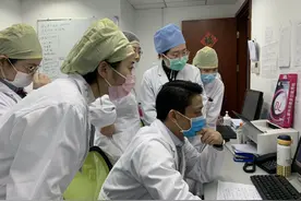 “谢谢侬！谢谢医生！”92岁高龄危重患者成功出院，他为医院送上一面锦旗图片