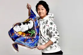 潘粤明庆祝微博粉丝破700万 拿丝巾翘起脚很妖娆图片