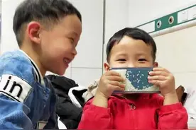 天真活泼，小哥俩无忧无虑好欢乐图片