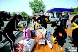 父亲借了辆新车专程送女儿到校，高三学生和家长一起感受新学期图片