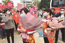 厦门同安区举行援鄂医疗队平安凯旋欢迎仪式，发放“战疫英雄大礼包”图片