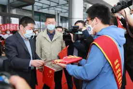 拥抱的那一瞬间，再一次让所有烟台人泪奔图片