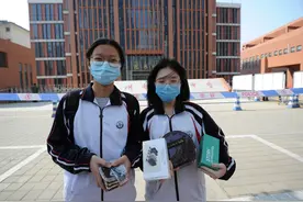 暖新闻｜复学首日为闺蜜送去18岁的成人礼图片