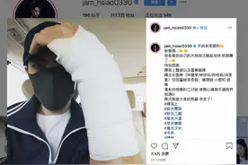 萧敬腾开刀手术，大拇指终于举了起来图片