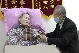 爱情的模样！耄耋老人疫情期间给她写了66封情书，每天都要安慰她视频封面